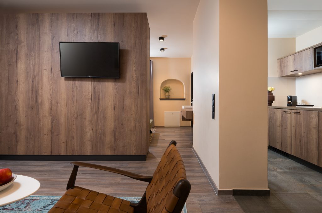Elegant lounge area in the One-Bedroom Open Plan Suite at master Linzergasse, designed for comfort with a chic, minimalist touch