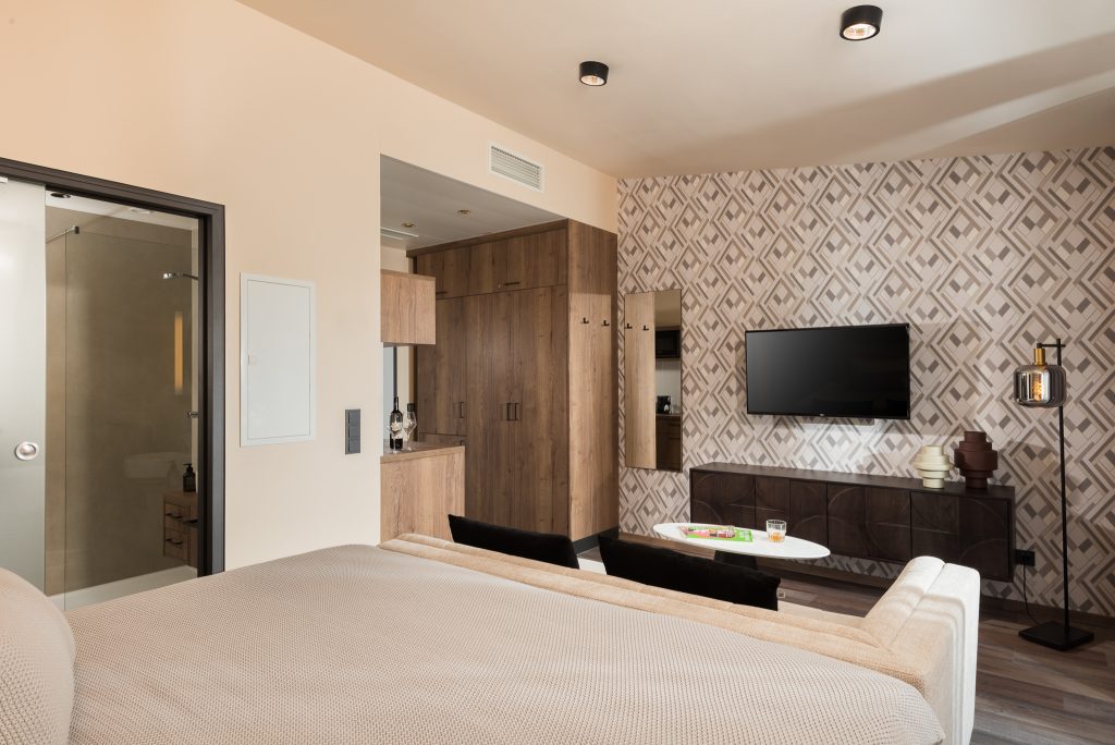 Cozy bedroom at master Linzergasse serviced apartments in Salzburg, featuring a plush bed and warm, inviting decor.