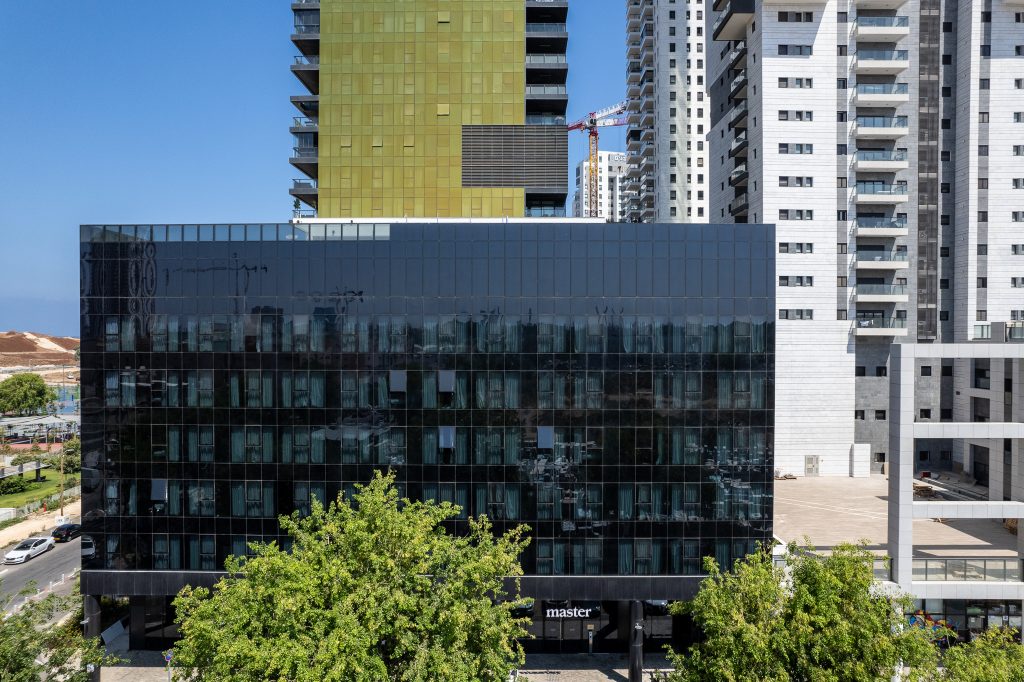 Master Bat Yam exterior