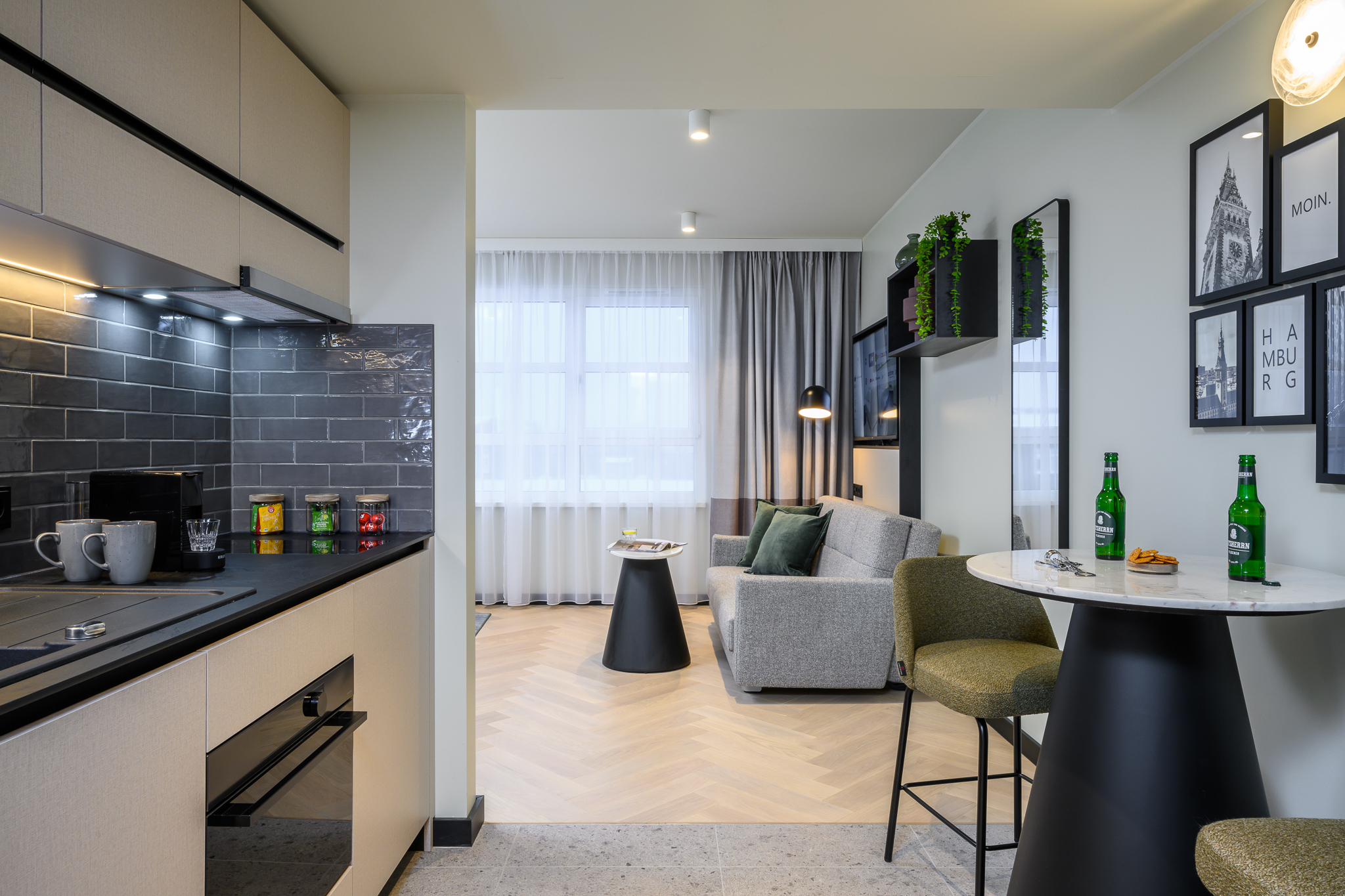 Modern kitchenette in the Studio with Sofa Bed at master Altona Hamburg, equipped with sleek appliances and a practical design.