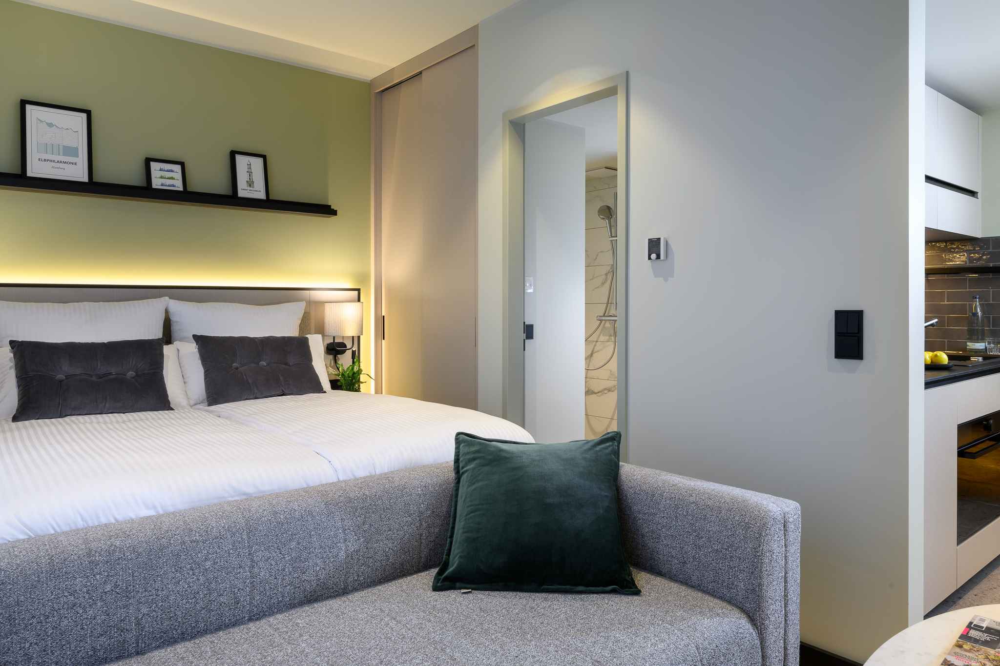 Warm and inviting bedroom in the Family Apartment at master Altona Hamburg, featuring a plush bed and soft lighting for a relaxing stay.