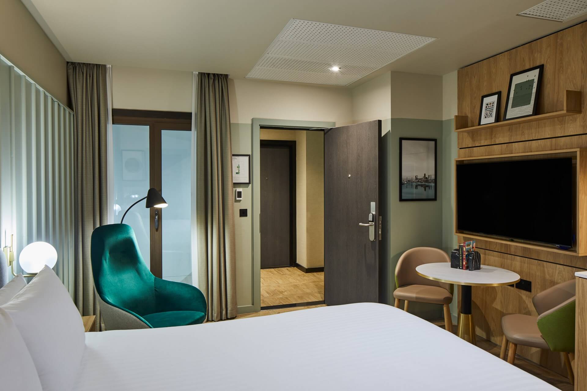 "Inviting bedroom in the Family Apartment at master St. Paul’s London, featuring a plush bed and stylish, modern decor.