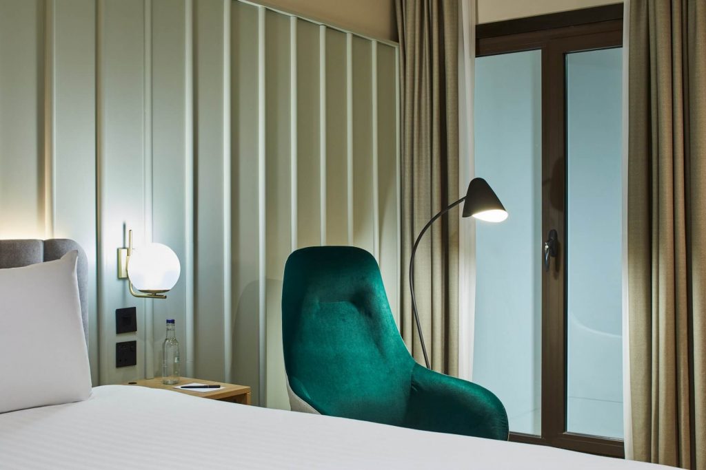 Well-appointed sleeping area in the Inner Lightwell Studio at master St. Paul’s London, offering a relaxing atmosphere with soft textures and warm tones.