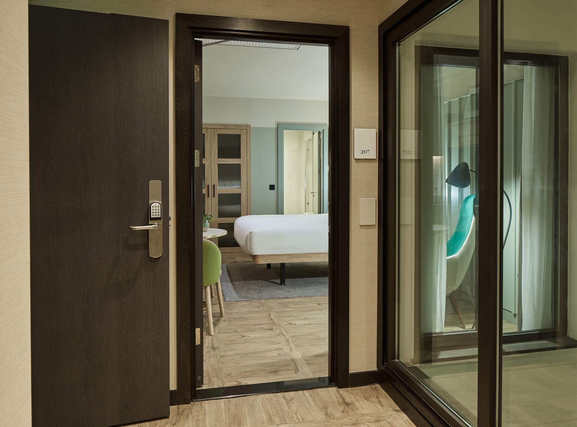 Open connecting door in the Family Apartment at master St. Paul’s London, seamlessly linking two spaces for added convenience.