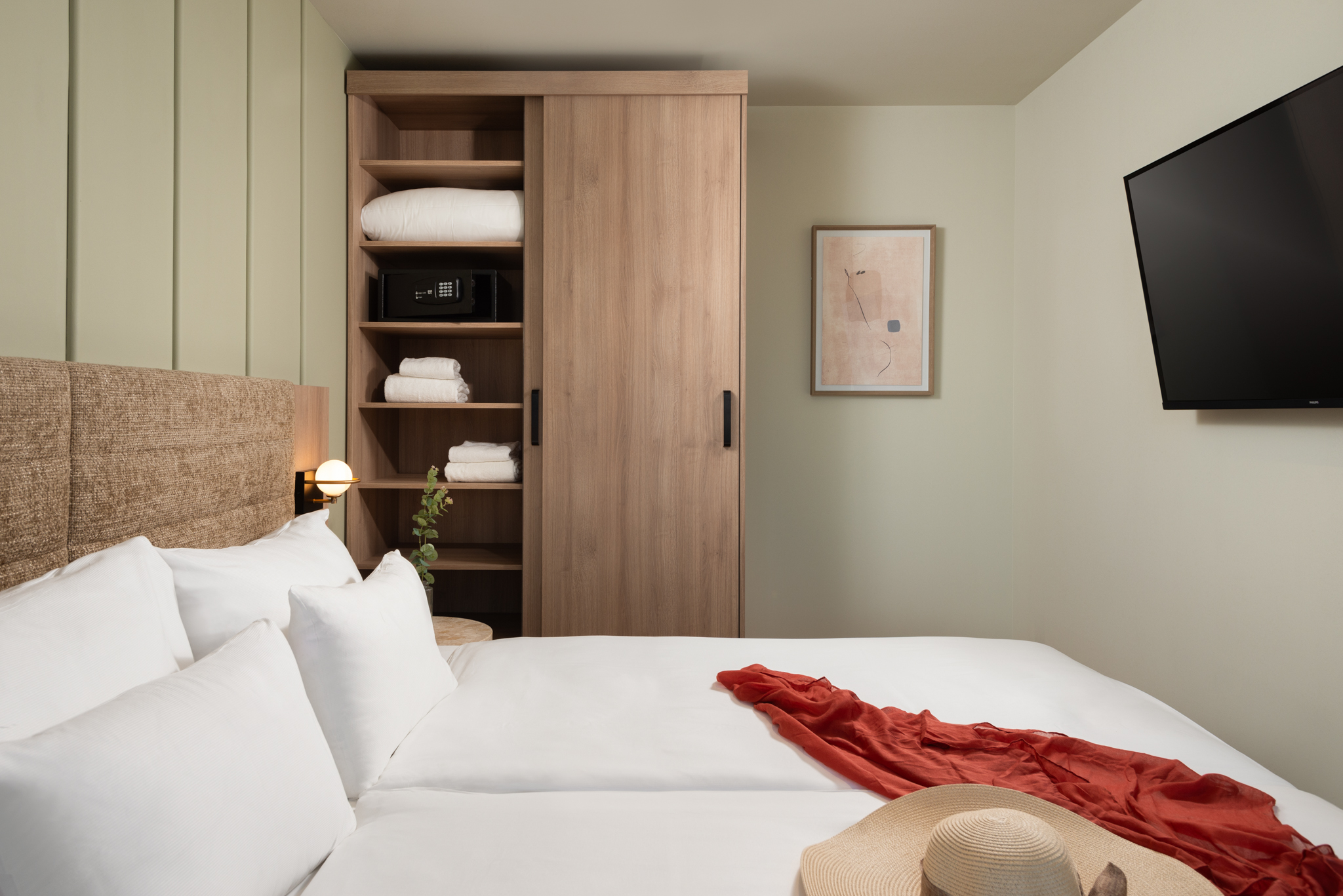 Spacious and thoughtfully designed deluxe one-bedroom at master Mirabell.