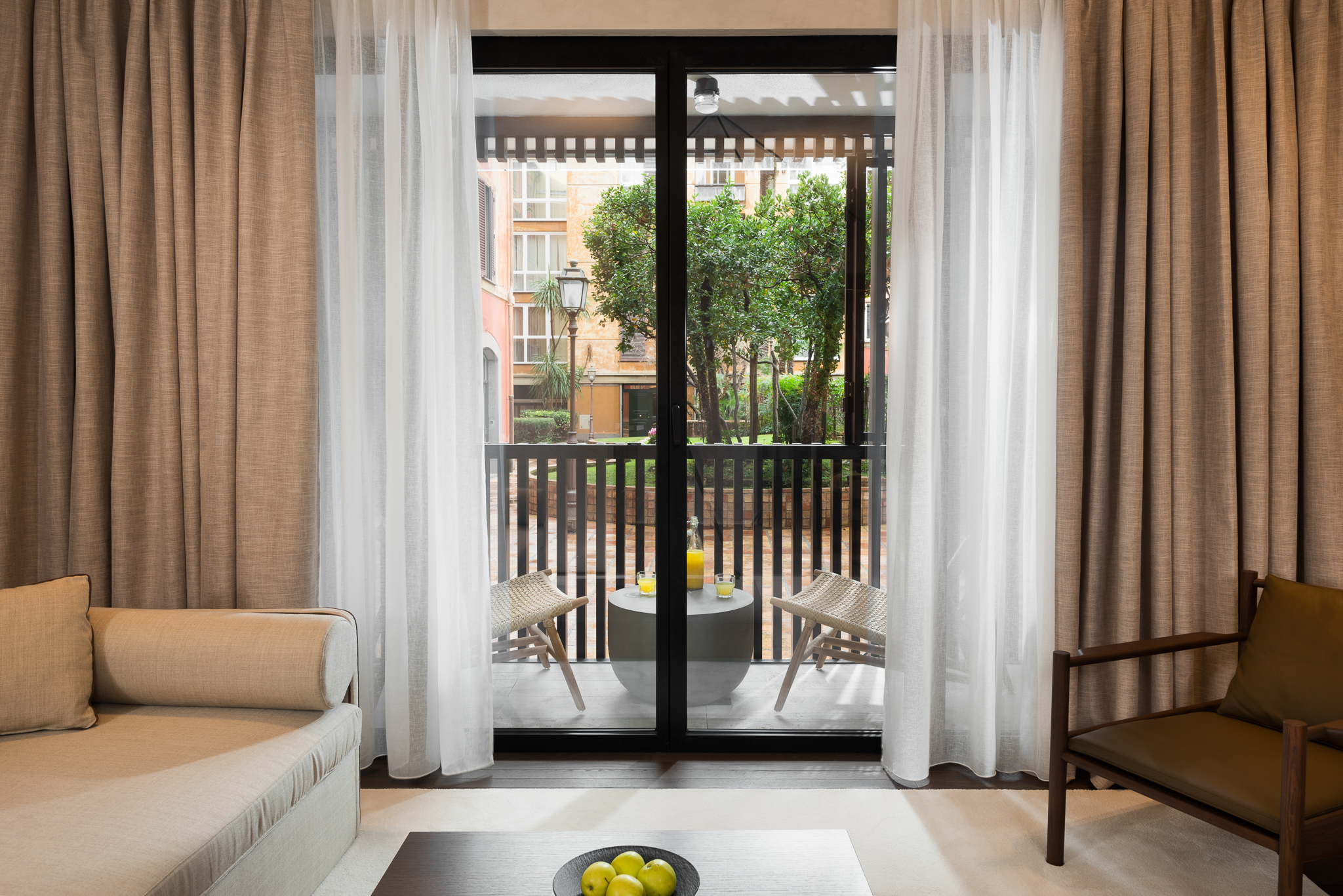 Bright and open living space in the Large Studio Ground Level at master Trevi Rome, designed to blend indoor comfort with outdoor scenery